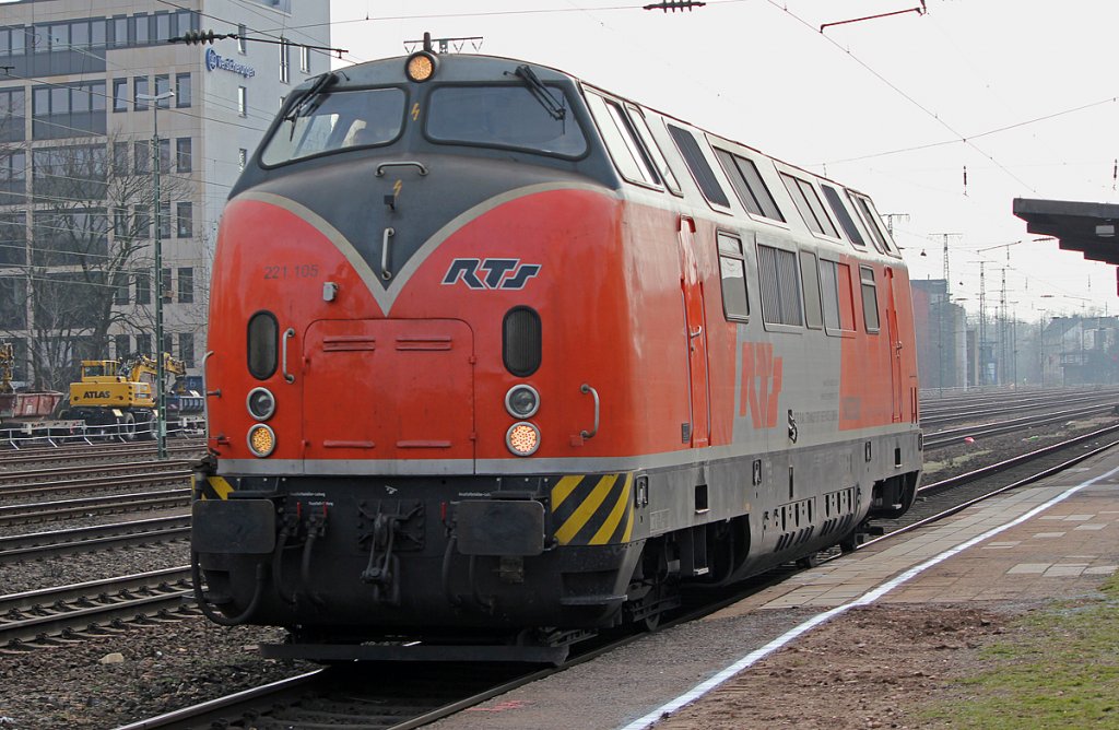 221 105 der RTS auf Gleis 2 (warum...?) in K�ln West am 16.03.2011