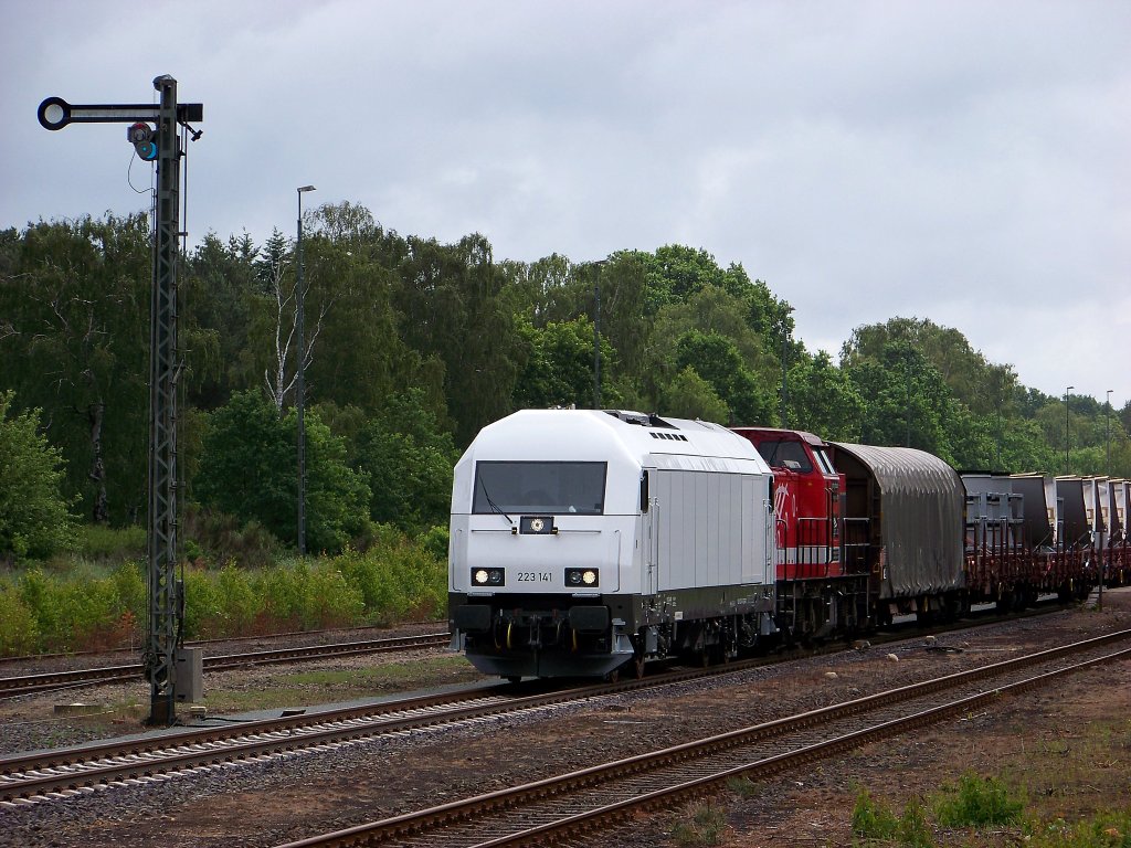 223 141 und V100 001 der e.g.o.o. stehen vor einen roten Signal. (19.06.10)