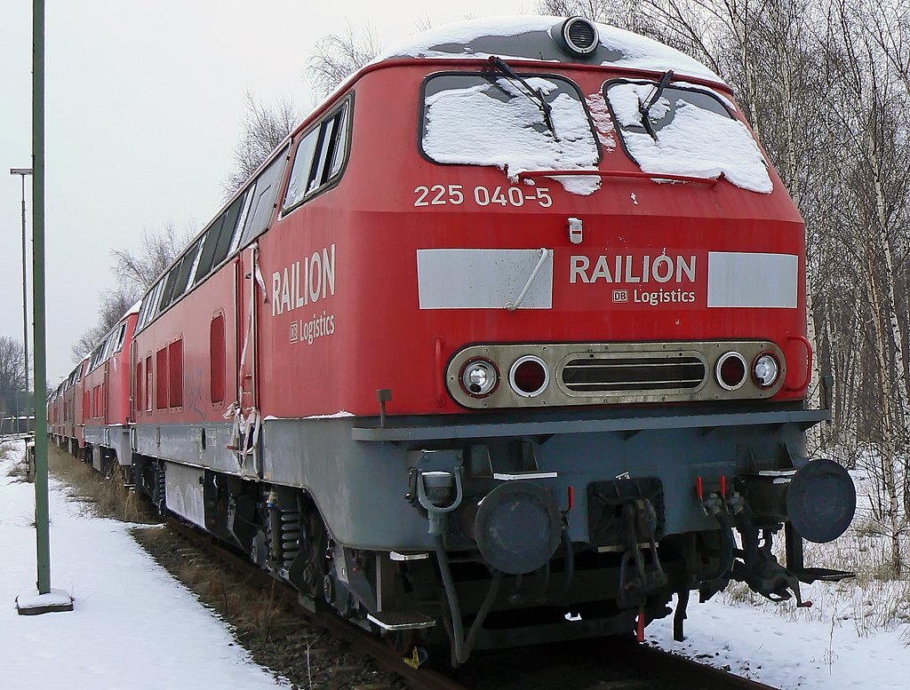 225 040-5 , leicht eingeschneit in K�ln Gremberg am 12.01.2010