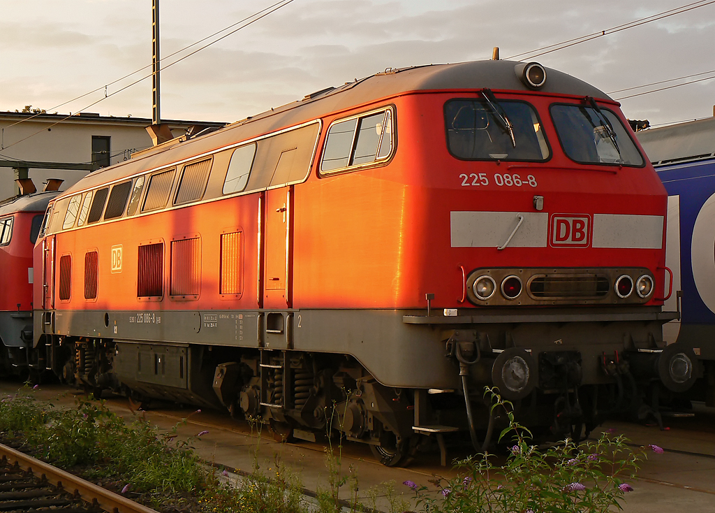 225 086-8 mit 218 217-8 dahinter in Gremberg am 18.09.2010