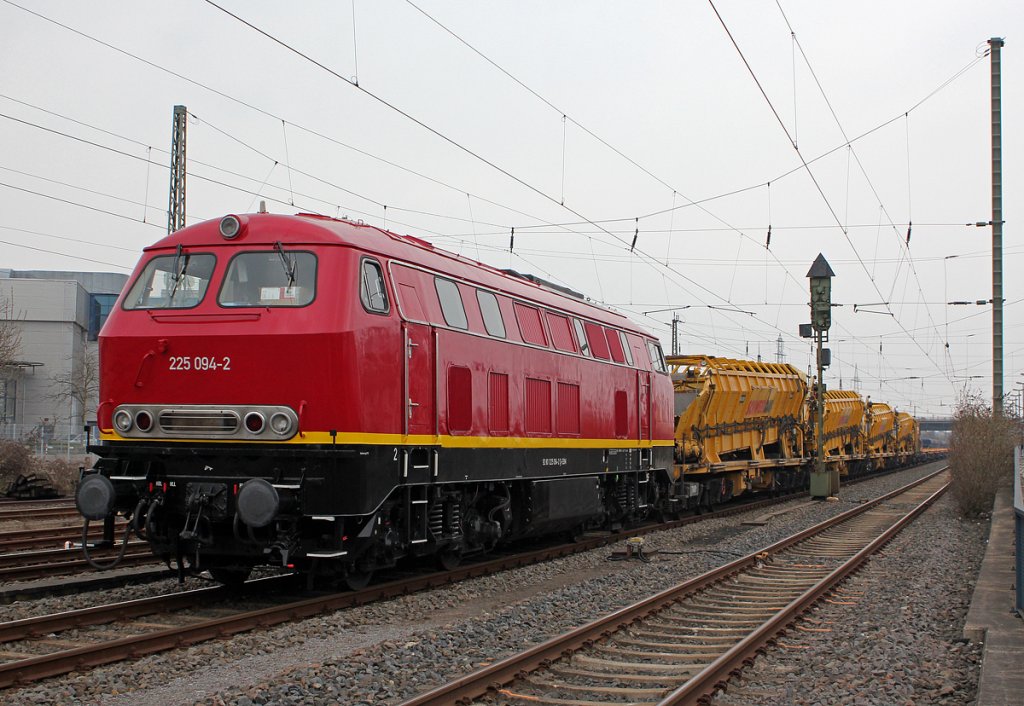 225 094-2 der EBM mit Bauzug abgestellt in H�rth-Kalscheuren am 30.03.2013
