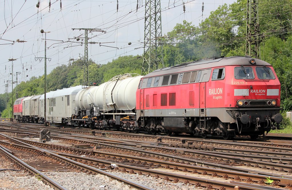 225 117-1 mit Spritzzug in Gremberg am 04.06.2011