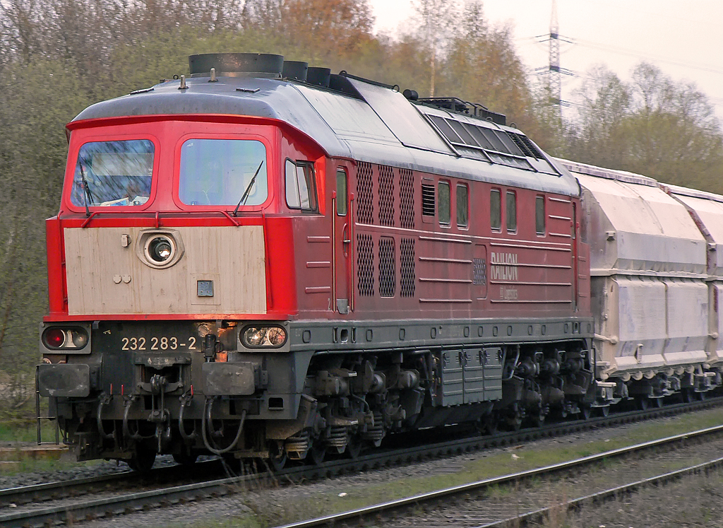232 283-2 auf dem Weg aus dem Rheinkalkwerk W�lfrath-Flandersbach am Abend des 16.04.2010