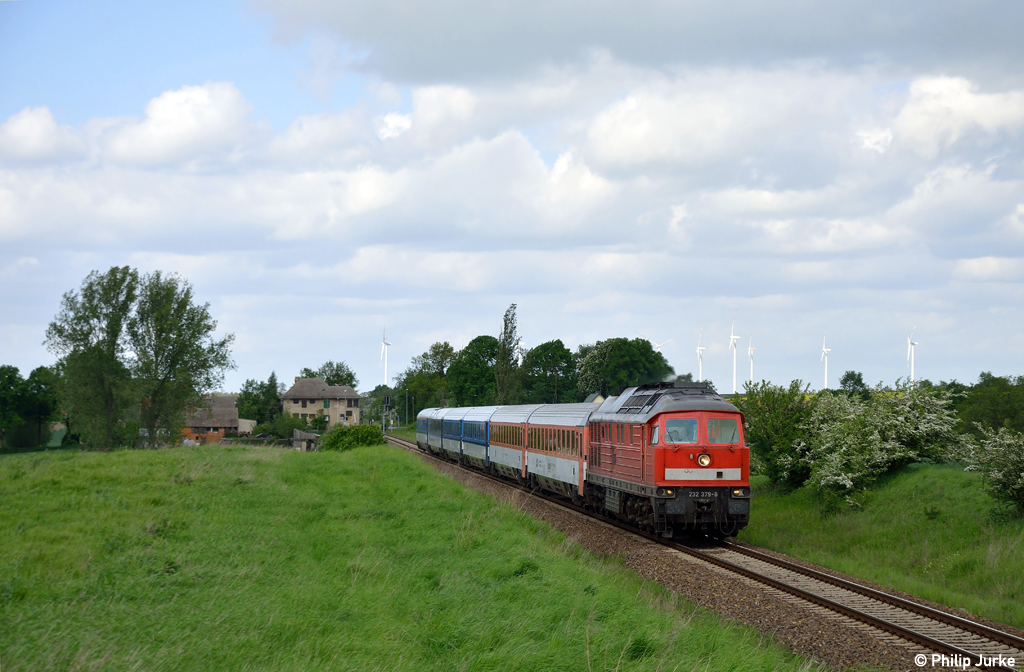 232 379-8 mit dem EC 179  Alois Negrelli  von Sczczecin Glowny nach Praha am 12.05.2012 in Tantow.