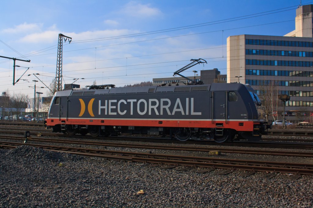 241.004  R2D2  der HECTOR RAIL am 21.02.2011 in Siegen-Weidenau abgestellt, die Lok war bei Bombardier im Werk Netphen (Dreis-Tiefenbach) zur Untersuchung.  Die 241 ist eine Bombardier TRAXX F140AC2.  