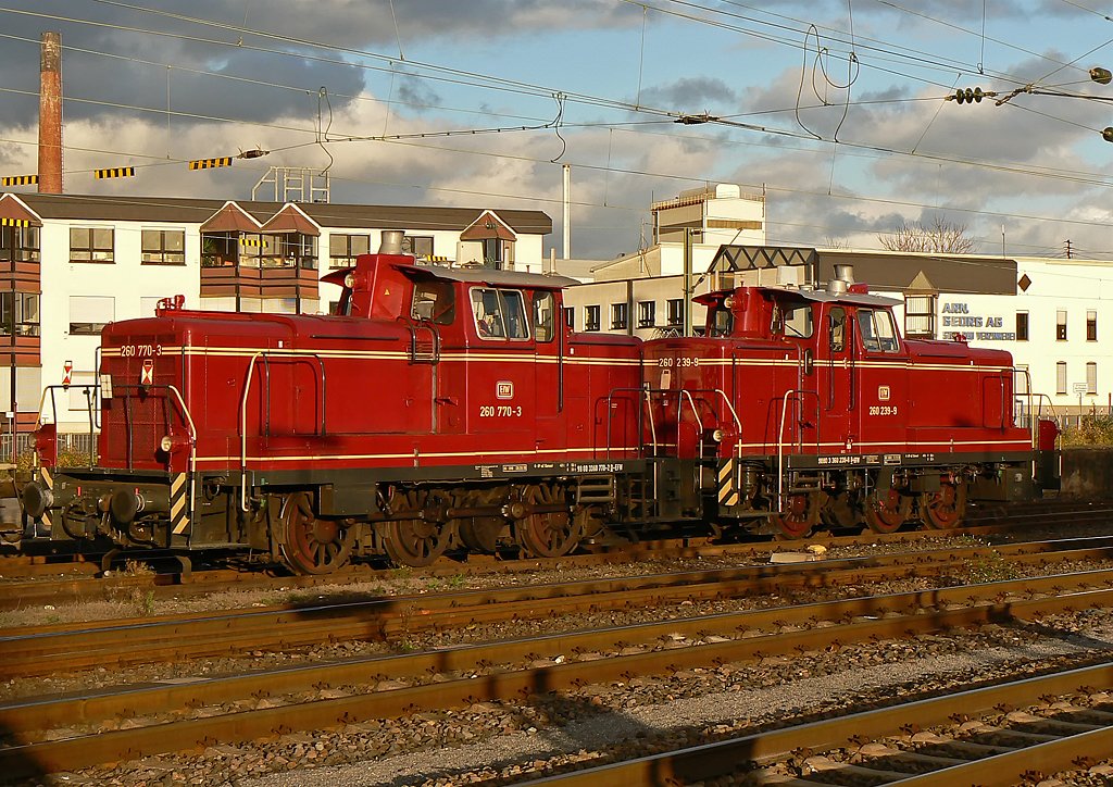 260 770-3 und 260 239-9 der EfW, abgestellt am Bf. Neuwied (Nov.09)