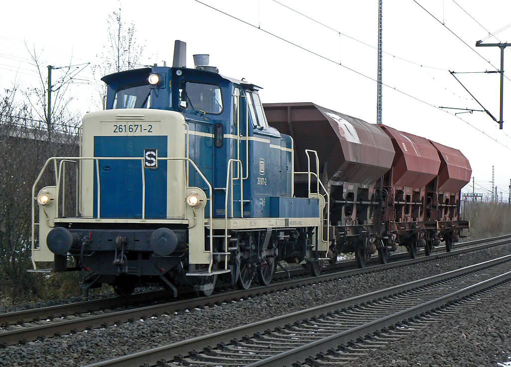 261 671-2 in Porz-Wahn am 09.12.2010
