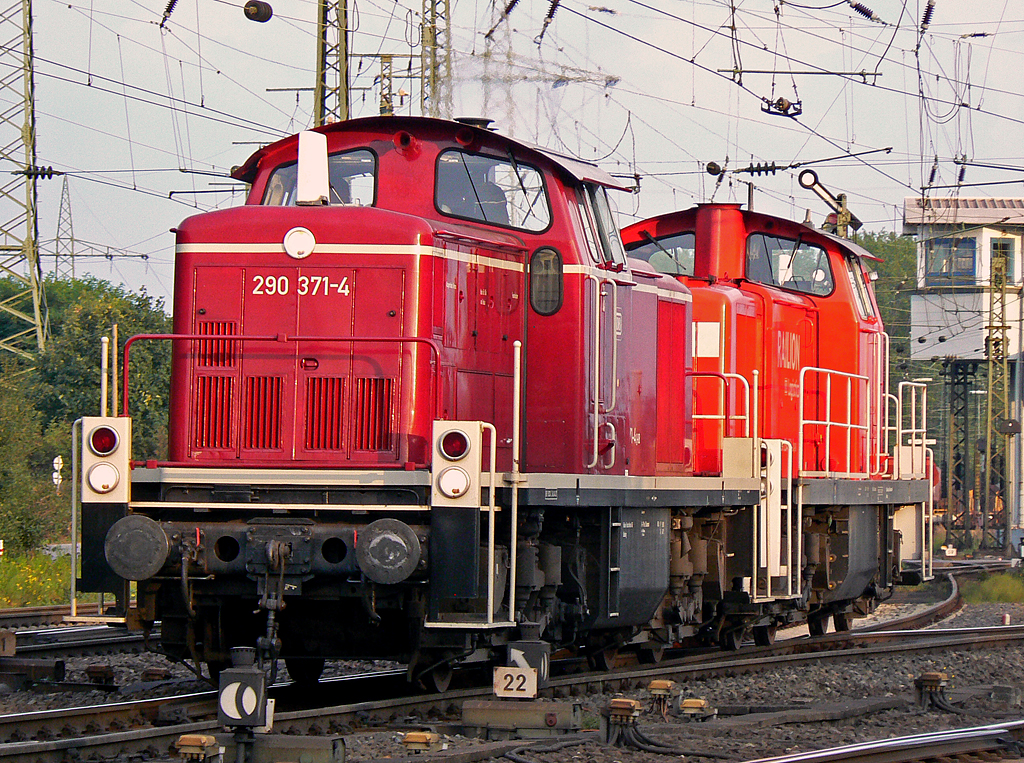 290 371-4 mit einer Schwesterlok im Schlepp im letzten Licht in Gremberg am 23.09.2010