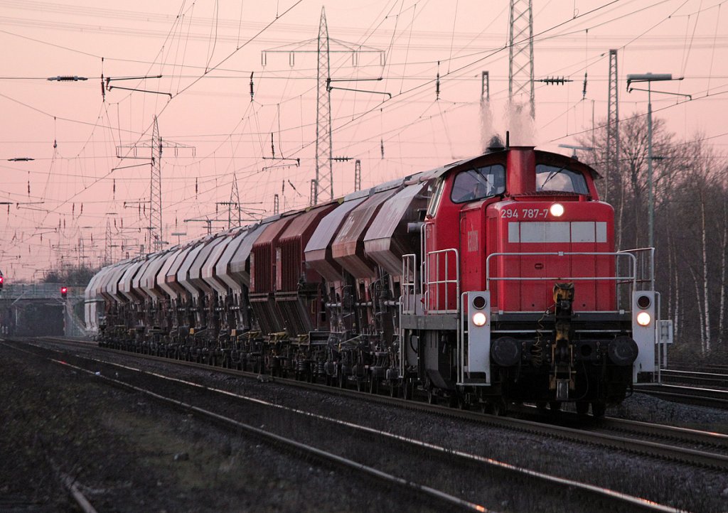 294 787-8 mit Sch�ttgutzug kurz vor Sonnenuntergang in Ratingen-Lintorf am 07.03.2011