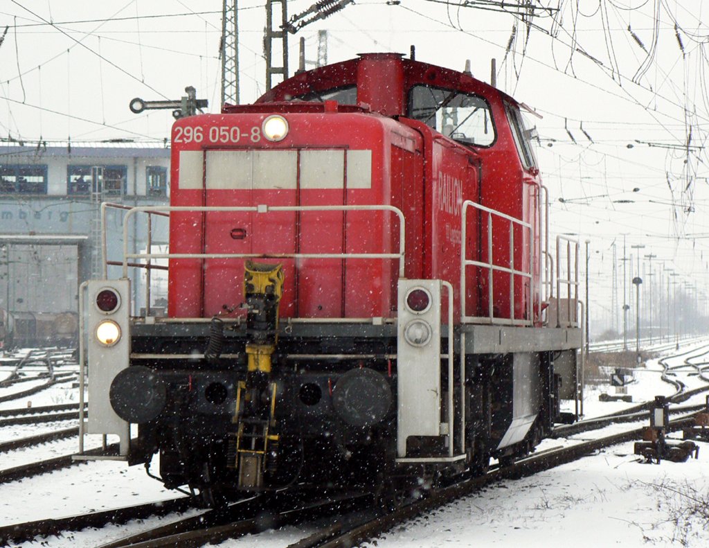 296 050-8 rangiert in Gremberg am 13.01.2010 bei immer st�rker werdenden Schneefall .