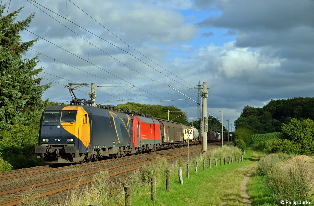 3112 und eine weitere DSB-Maschine auf dem Weg gen Padborg am 10.08.2012 in Schuby.