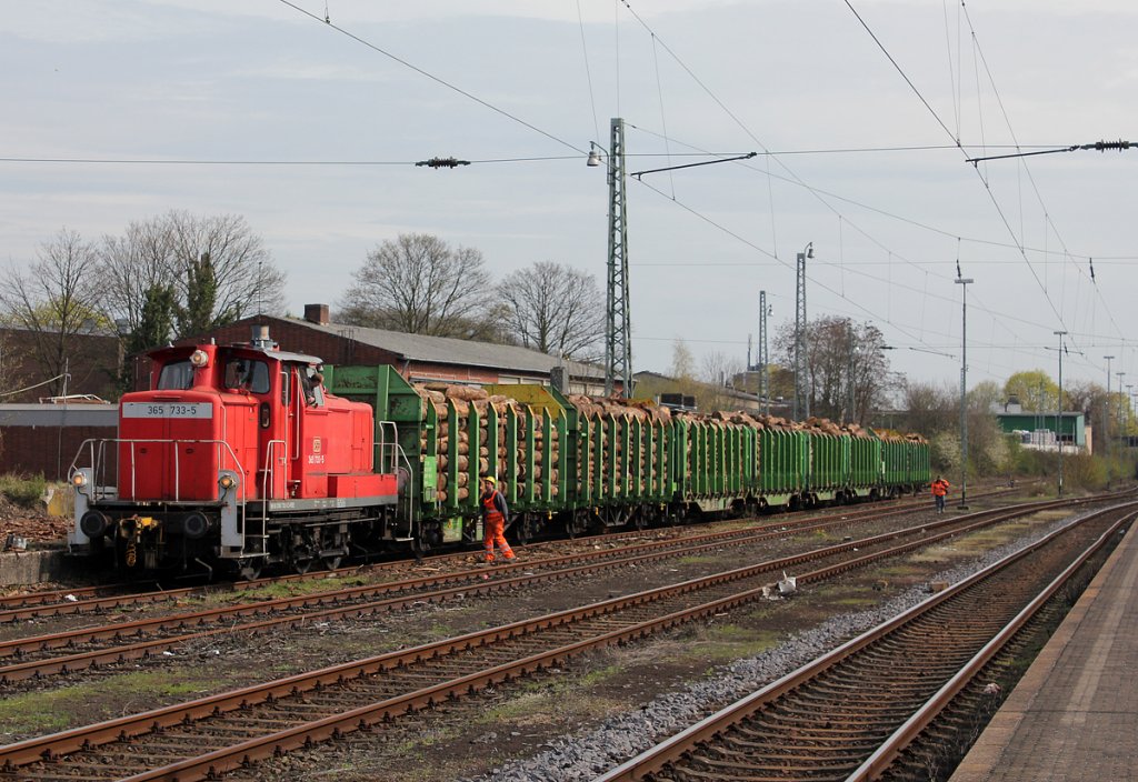 365 733-5 der RSE beim recht unterhaltsamen Unterfangen den Holzzug der PRESS in Bonn Oberkassel zusammen zu f�gen..... , aufgenommen am 20.04.2013