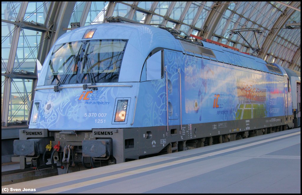 370 007-4 (PKP Intercity)  Stadion Warschau  in Berlin-Hbf am 27.8.2012.
