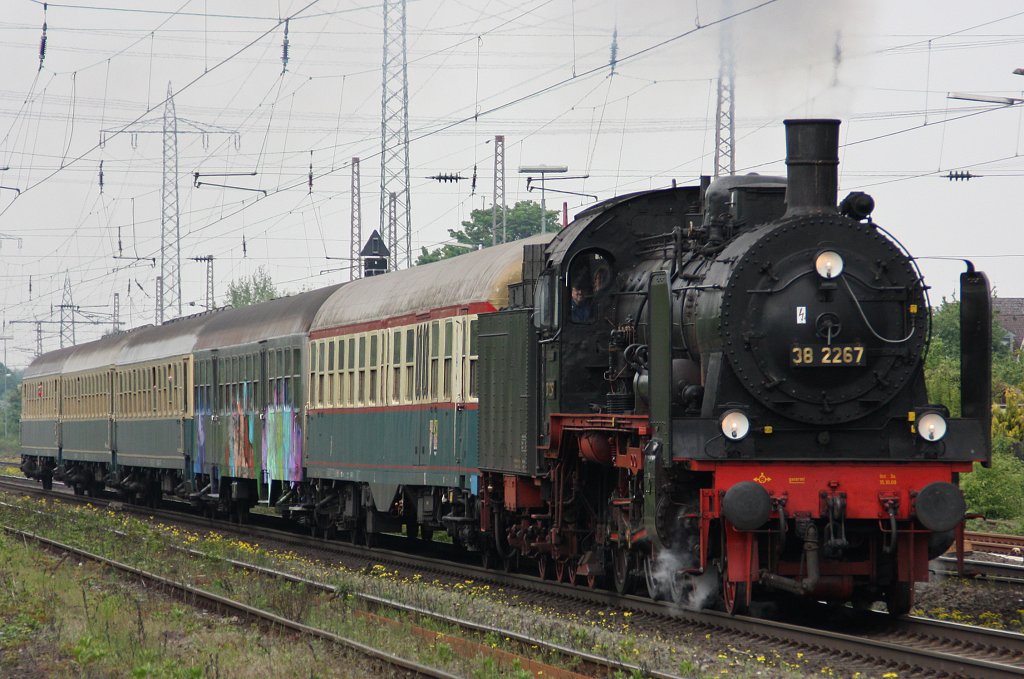 38 2267 am 15.5.10 mit Sonderzug in Ratingen-Lintorf
