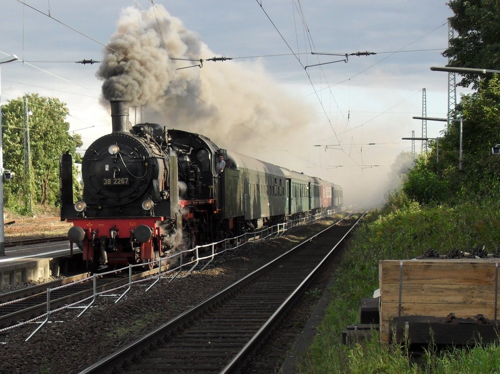 38 2267 aus Bochum Dahlhausen mit einem Holl�ndischen Sonderzug in Beuel