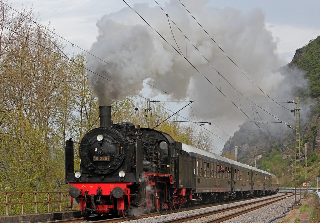 38 2267 nach einem Betriebshalt in Rheinbrohl (Wasser fassen) bei Hammerstein am 28.04.2012