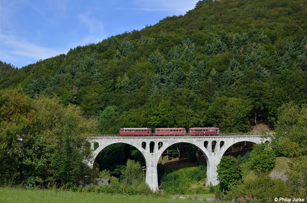 3x VT798 als DPN 25674 von Korbach nach Willingen am 02.09.2012 auf dem Willinger Viadukt.