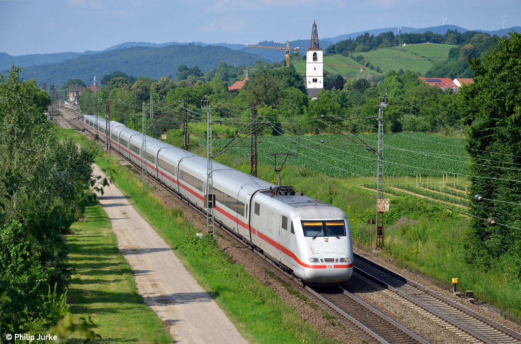 401 076-5 mit dem ICE 371 von Berlin nach Interlaken Ost am 06.07.2013 bei Denzlingen.
