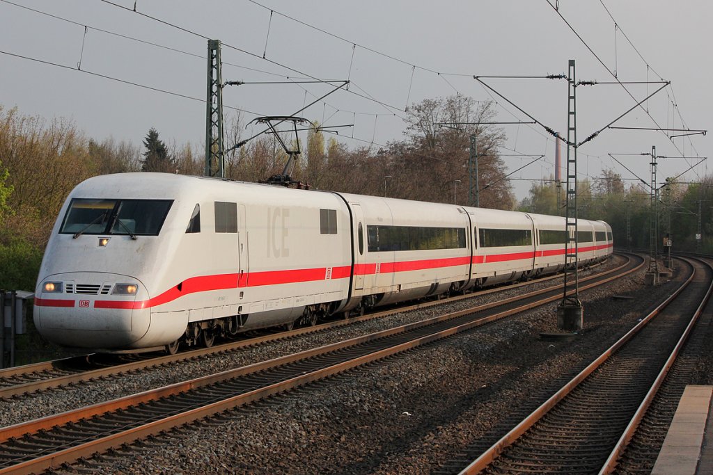 401 516-0 / 401 516-2 am ICE1024 nach HH-Altona in K�ln Stammheim am 13.04.2012