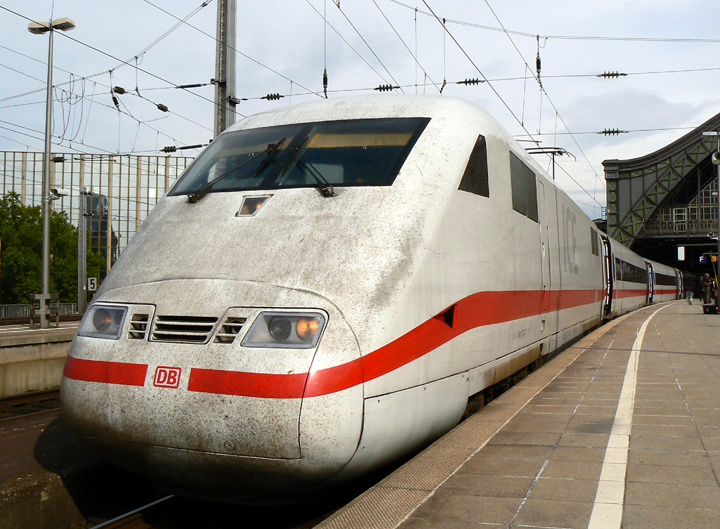 401 570-7 mit dem ICE 1025 nach M�nchen in K�ln Hbf. auf Gleis 7, aufgenommen am 17.06.2010