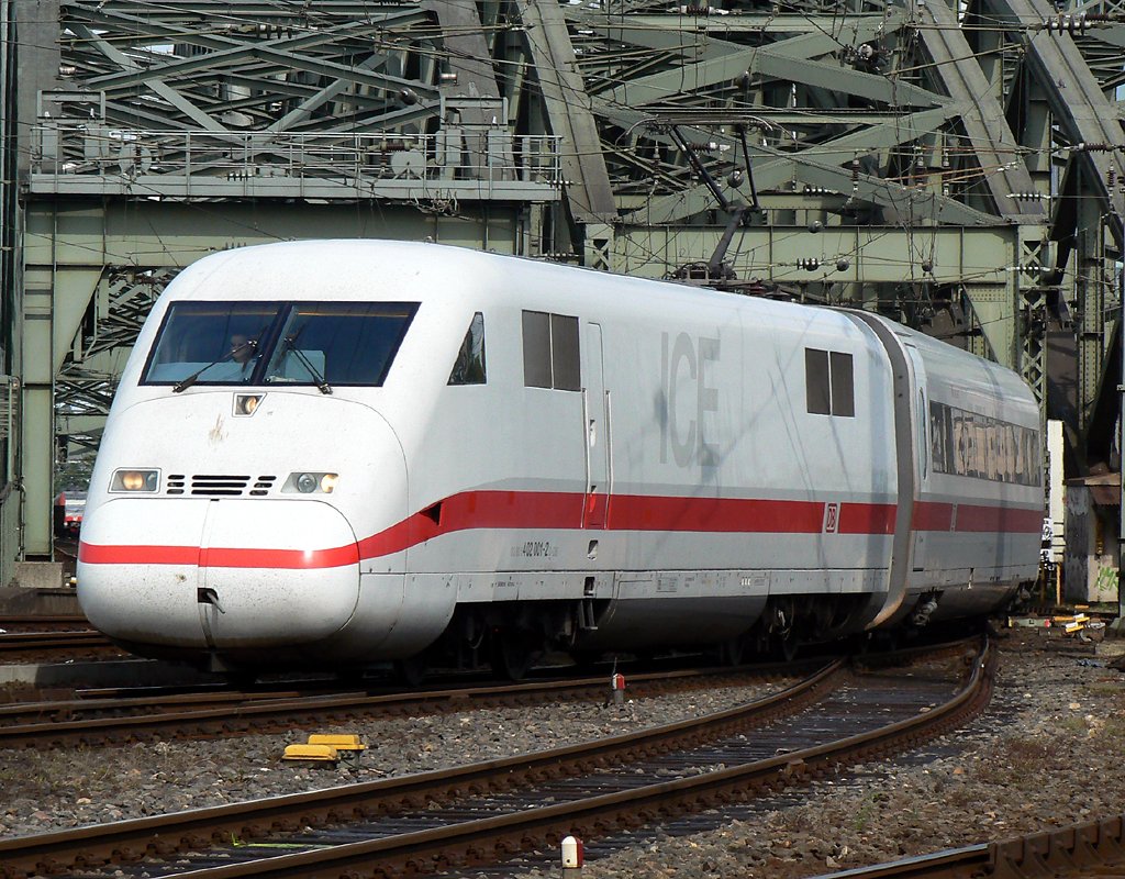 402 001-2 bei der Einfahrt in K�ln Hbf am 13.06.2010