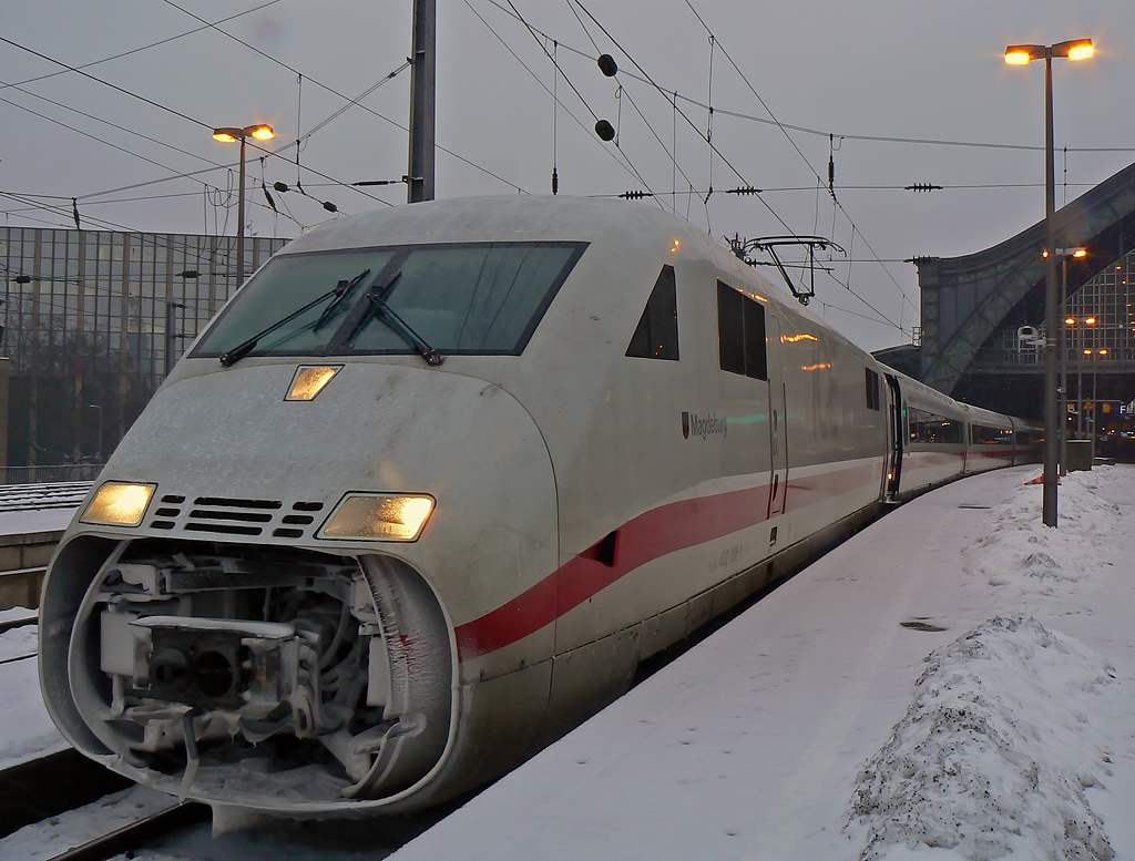 402 006 an Gleis 7 in K�ln Hbf. am 23.12.2010