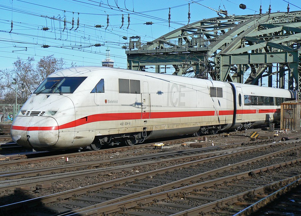 402 006 bei der Einfahrt in K�ln Hbf am 7.3.2010