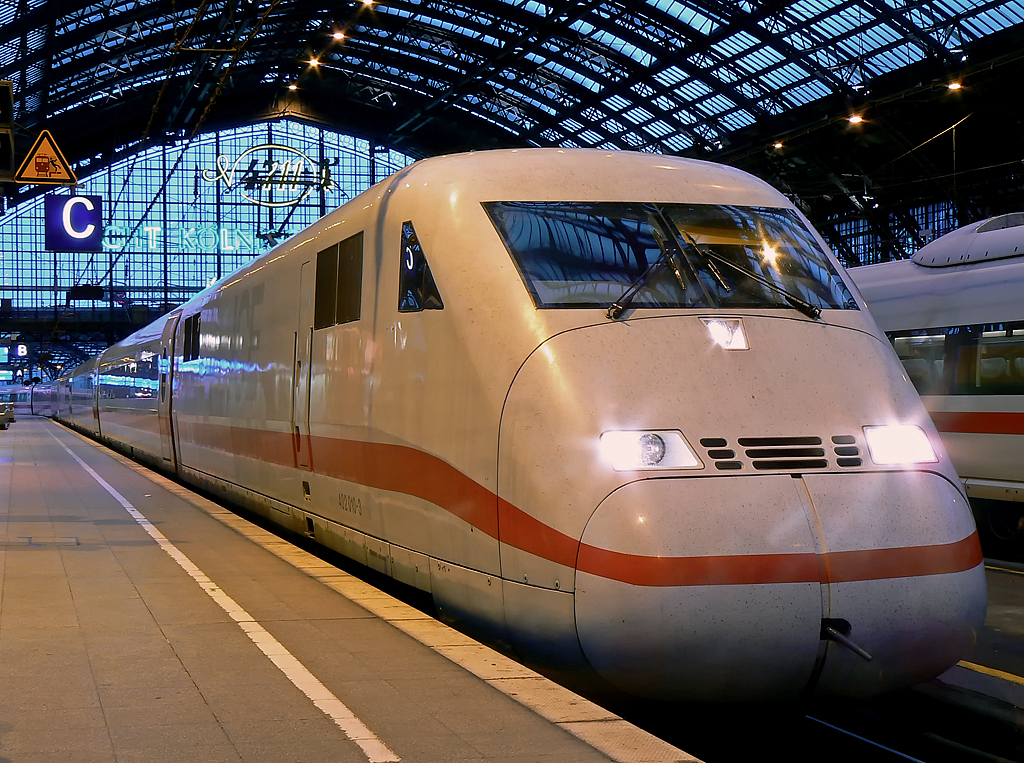 402 010-3 in K�ln Hbf auf Gleis 6 am 03.05.2010