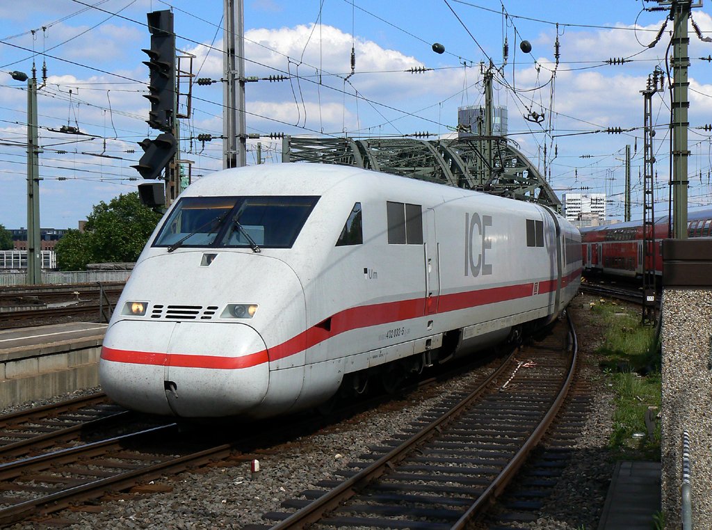 402 033-5 bei der Einfahrt in K�ln Hbf am 13.06.2010