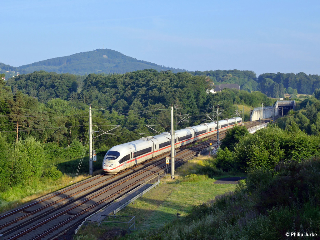 403 015-1 mit dem ICE 101 von Dortmund nach Basel am 14.07.2013 bei Aegidienberg.
