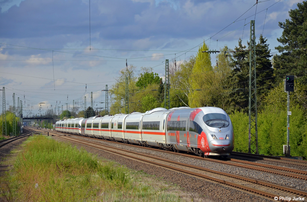 403 054-0 + 403 004-5  Solingen  mit dem ICE 613 nach M�nchen Hbf am 22.04.2012 in Angermund.