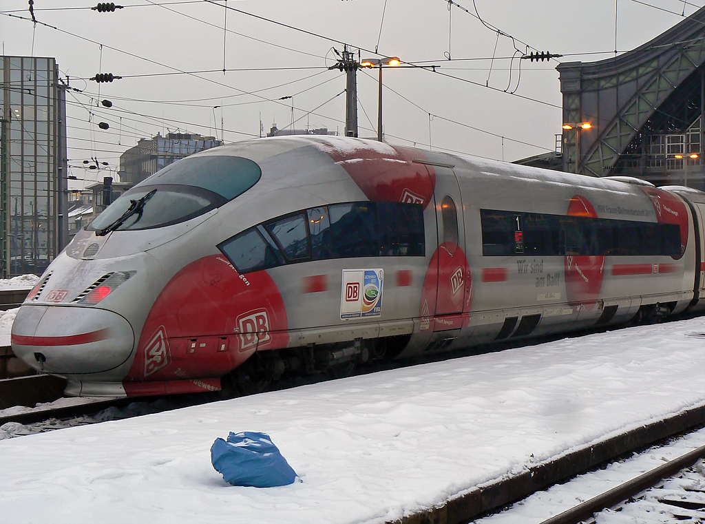 403 054 schiebend am ICE 209 nach Basel SBB in K�ln Hbf. am 23.12.2010