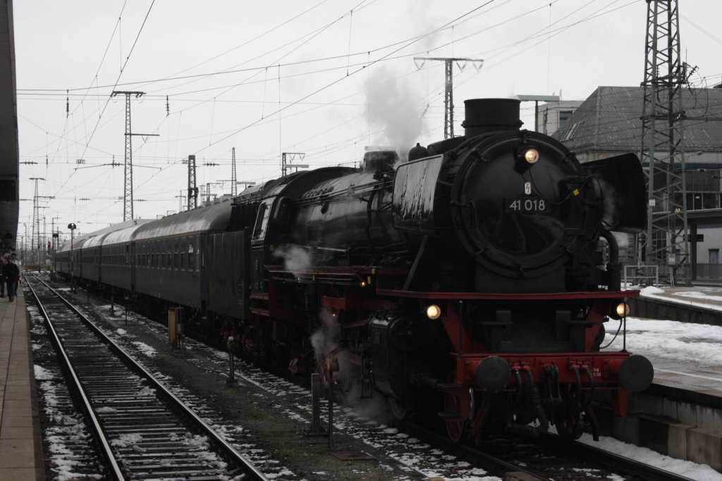41 018 mit einem Sonderzug von W�rzburg nach N�rnberg in seinem Zielbahnhof am 12.12.2010