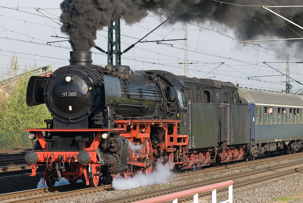 41 360 durch Troisdorf-Spich

Fotografiert am 24. April 2010 auf der Strecke Richtung S�den in H�he Troisdorf-Spich. Der Zug hatte das Ziel Linz am Rhein.

120mm, ISO 125, F8, 1/250sec.
[ Nikon D200 + Sigma 100-300 F4 EX DG APO HSM IF ]