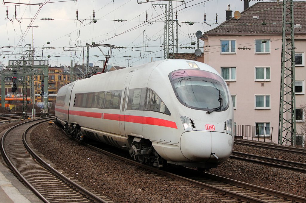 411 074-8 bei der Durchfahrt in D´dorf Volksgarten am 18.03.2012