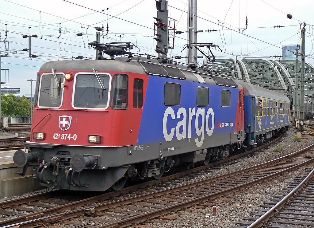 412 374-0 der SBB Cargo an einem Eurostrand Partyzug in K�ln Hbf am 19.09.2010