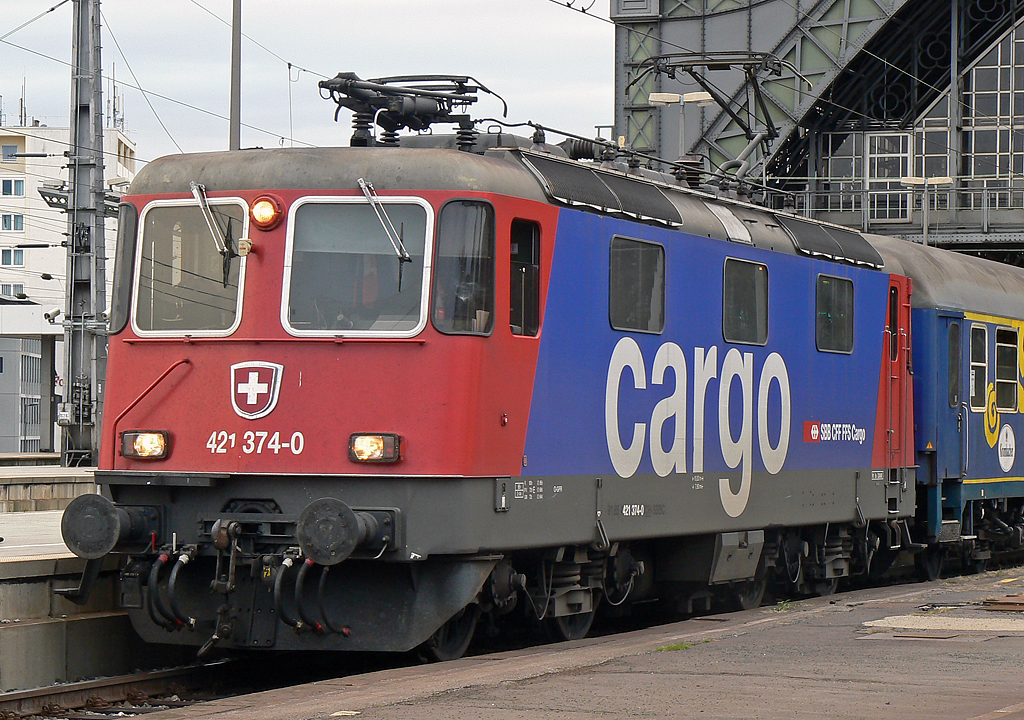 412 374-0 der SBB Cargo an einem Eurostrand Partyzug in K�ln Hbf am 19.09.2010