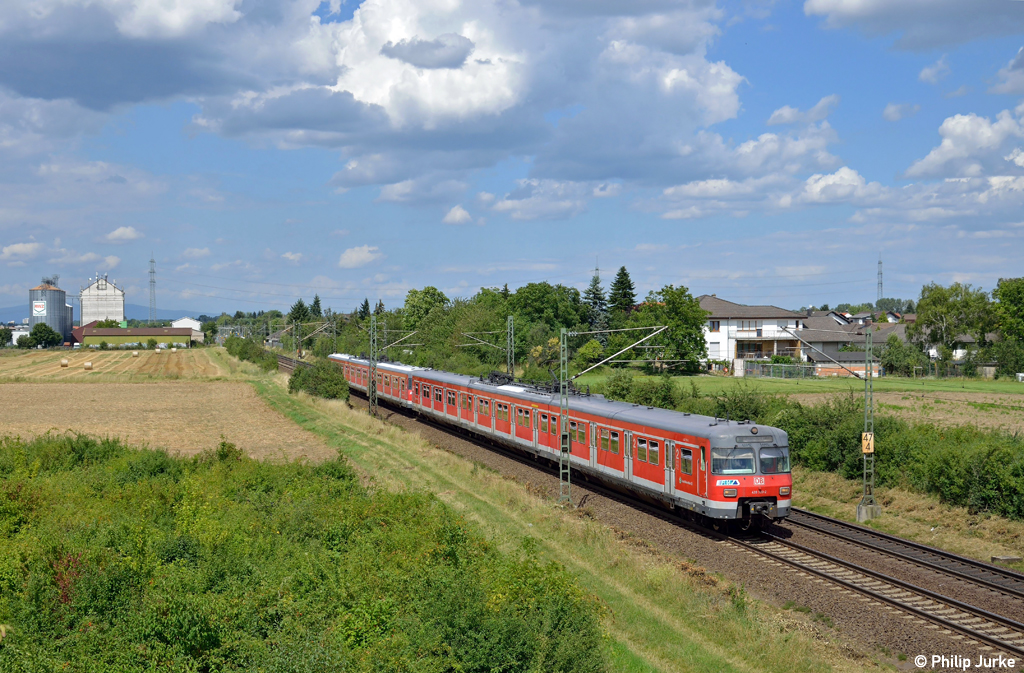 420 293-3 und 420 266-9 mit der S7 nach Riedstadt-Goddelau am 03.08.2012 in Riedstadt-Wolfskehlen.