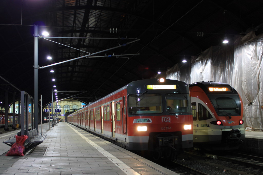 420 311-3 und der VIAS Flirt 301 stehen am 26.01.2011 in Wiesbaden HBF nebereinander