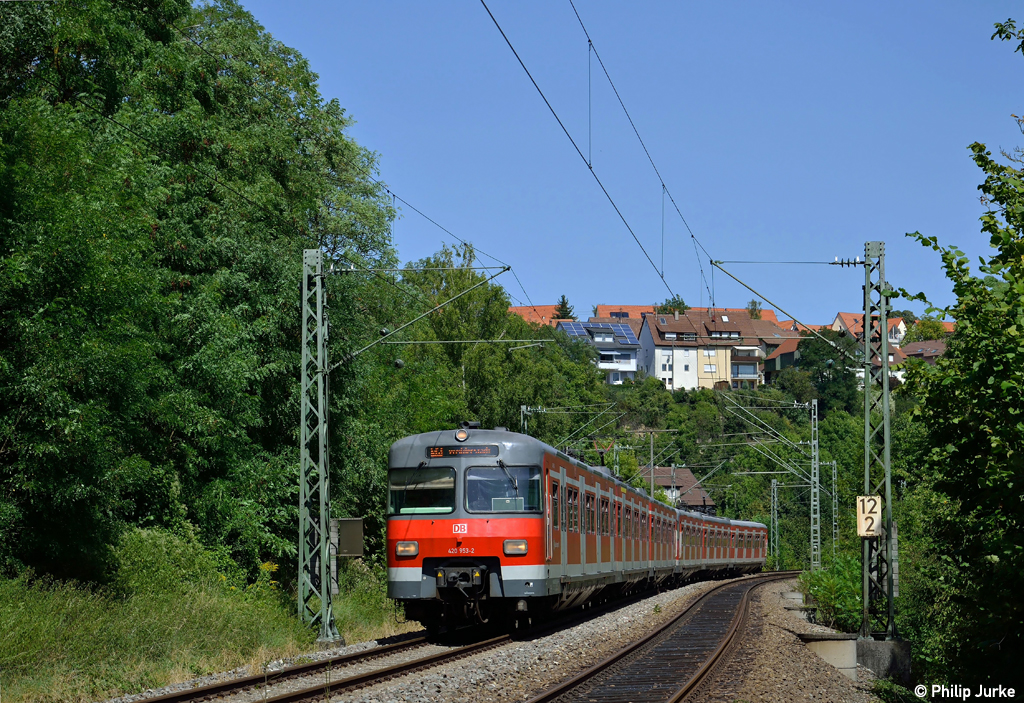 420 453-2 + 420 420-1 mit der S6 nach Weil der Stadt am 19.08.2012 in H�fingen.