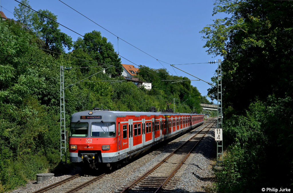 420 467-3 + 420 438-4 mit der S6 nach Weil der Stadt am 19.08.2012 in H�fingen.