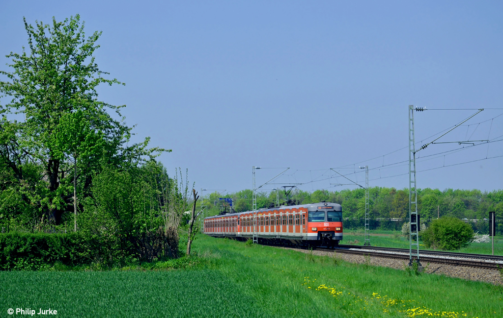 420 488-9 und 420 457-4 mit der S6 von Weil der Stadt nach Stuttgart Schwabstra�e am 05.05.2013 bei Weilimdorf.
