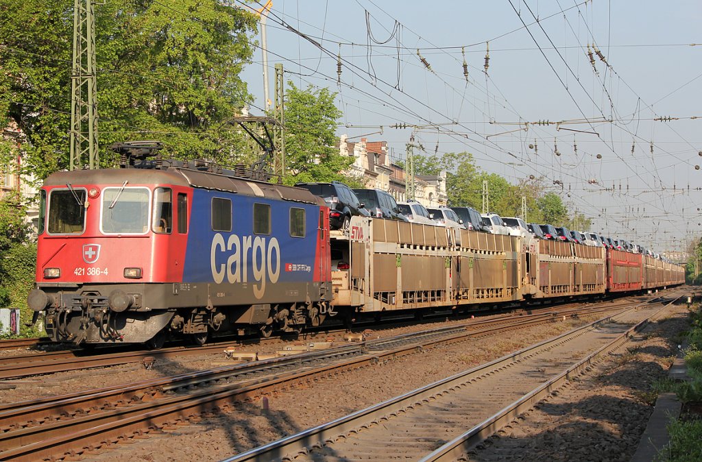 421 386-4 der SBb Cargo mit Autozug in Bonn Hbf am 21.04.2011