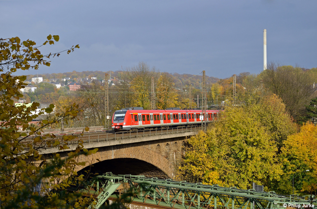 422 071-1 als S9 nach Bottrop am 10.11.2012 in Wuppertal-Sonnborn.