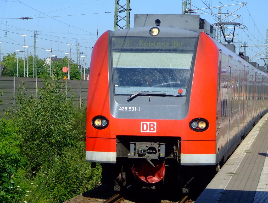 425 531-1 als RE 8 (Rhein-Erft-Express) M�nchengladbach - K�ln - Bonn - Koblenz f�hrt am 27.07.2009 in den Bahnhof Troisdorf ein.