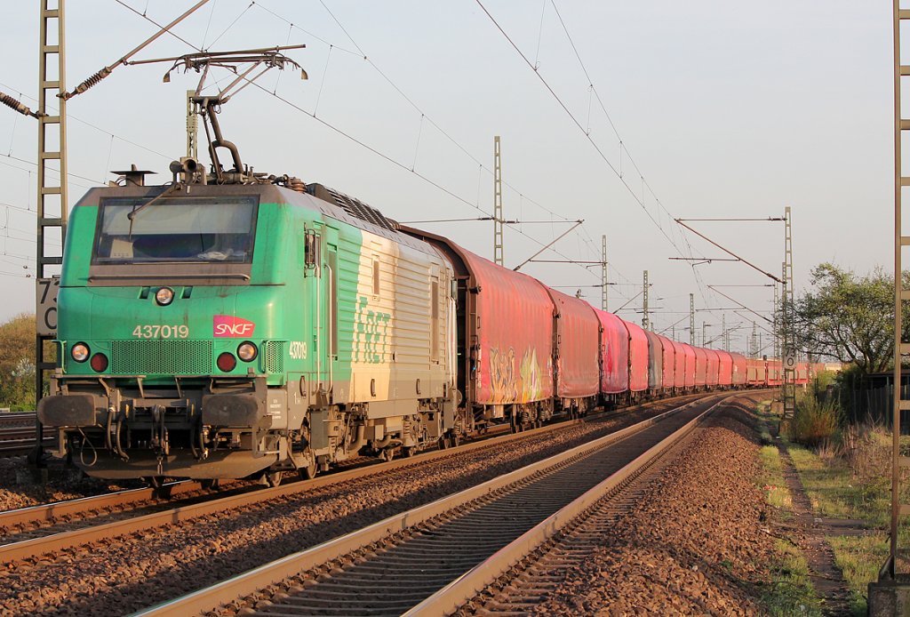 437019 der SNCF/FRET hinter Porz Wahn am 06.04.2011