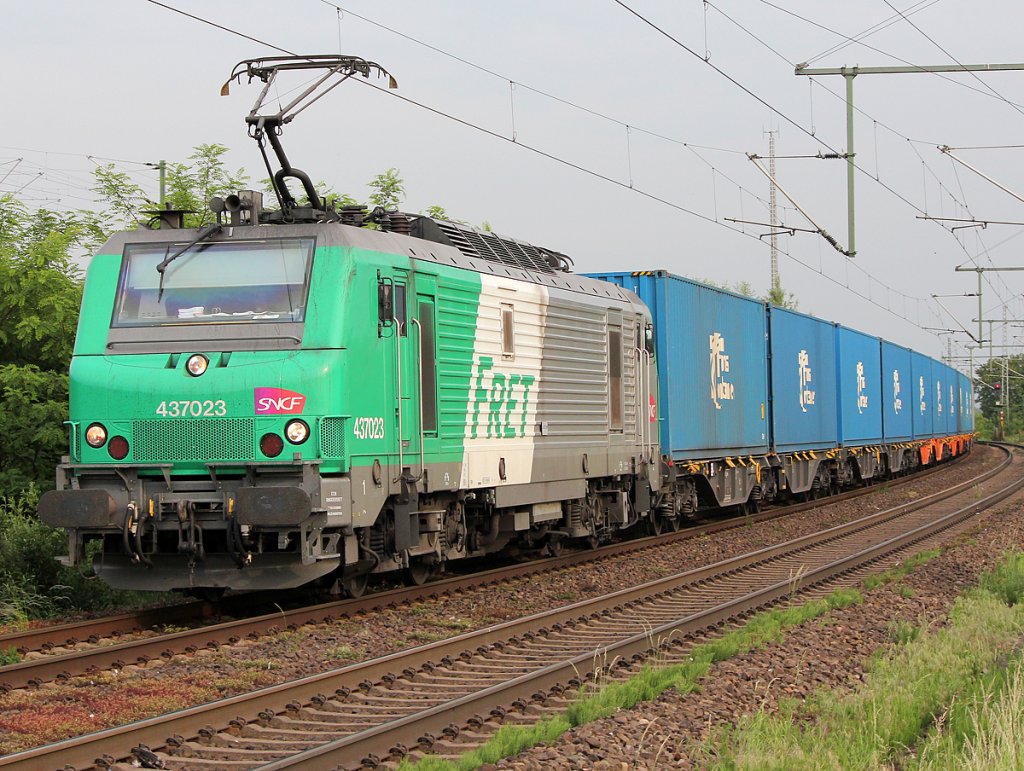 437023 mit der  blauen Wand  in Porz Wahn am 19.05.2011