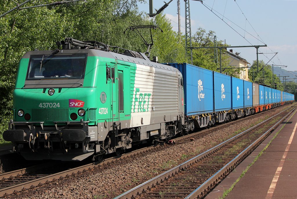 437024 der SNCF/FRET mit ITL-Sticker und  blauer Wand  in Bonn Oberkassel am 01.05.2011