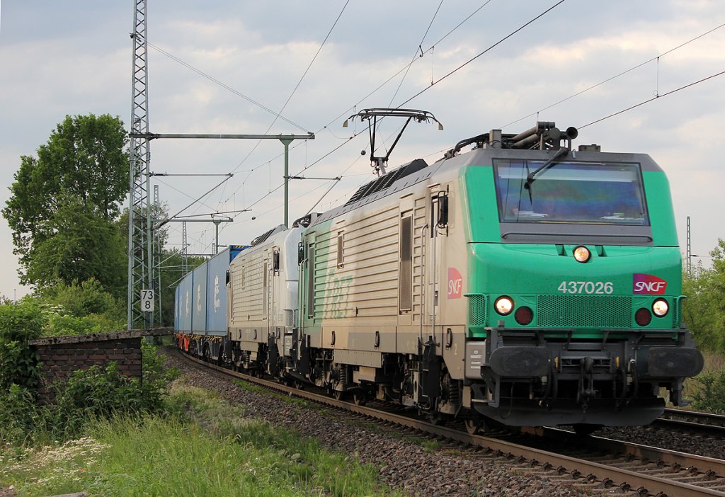 437026 mit Schwestermaschine (kalt) und blauer Wand in Porz Wahn am 13.05.2011