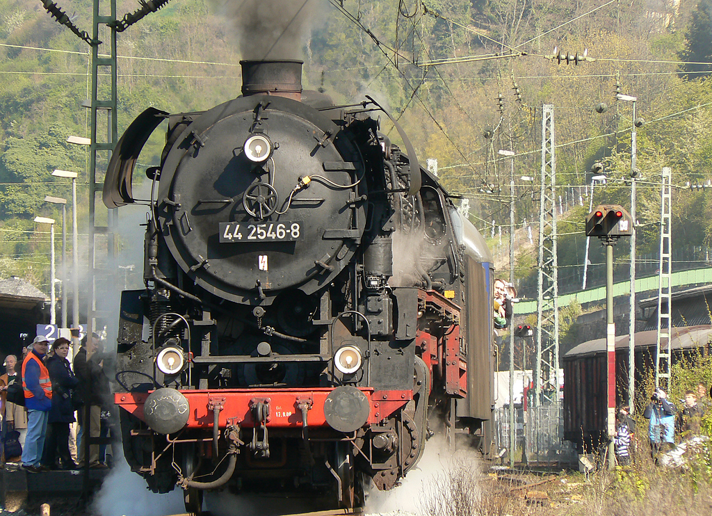 44 2546-8 bei der Ausfahrt aus dem Bf Linz am Rhein am 24.04.2010